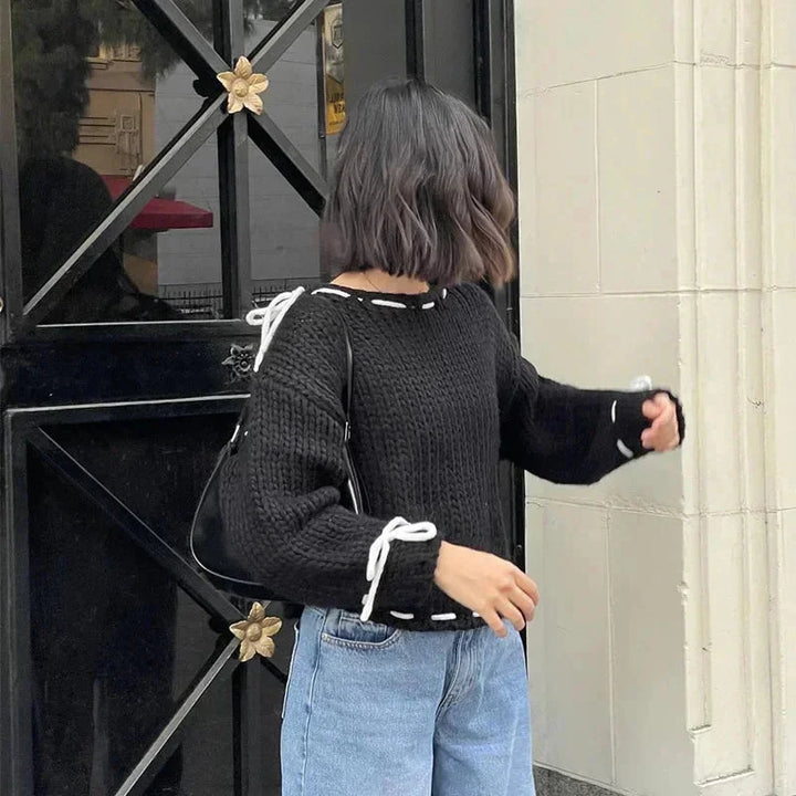 Pull femme en maille à détails lacés et coupe asymétrique, modèle moderne pour l’automne