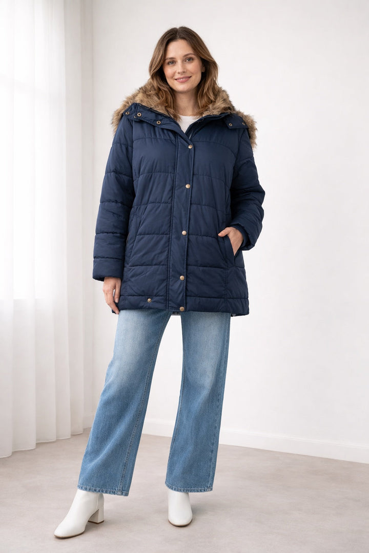 Manteau matelassé femme oversize pour l’automne avec capuche bordée de fourrure