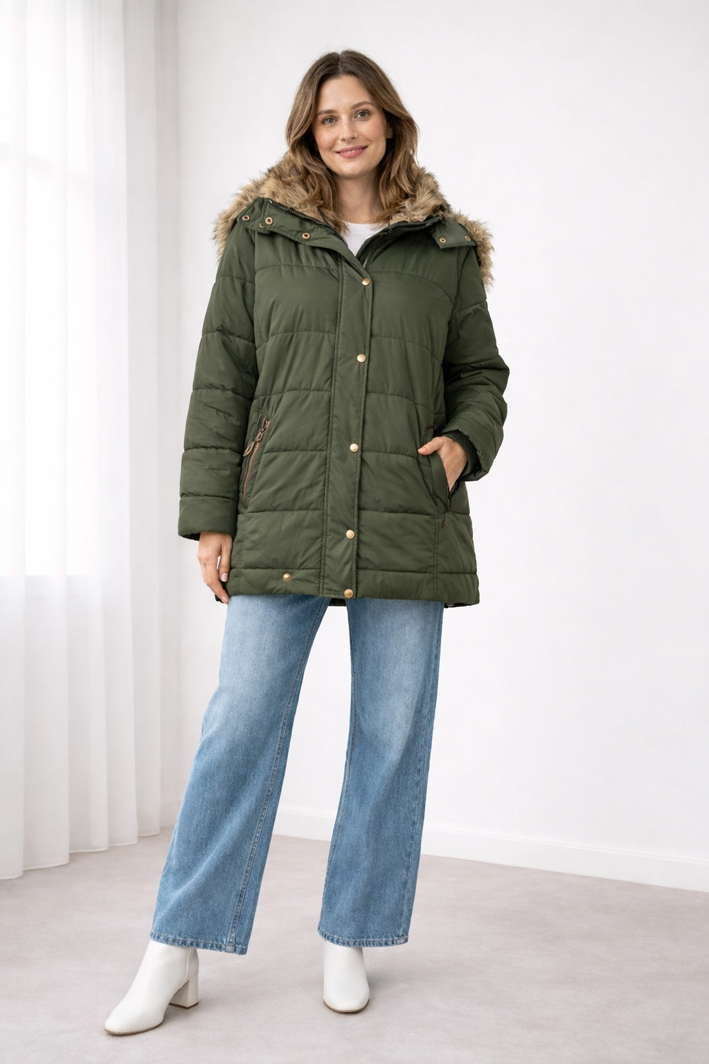 Manteau matelassé femme oversize pour l’automne avec capuche bordée de fourrure
