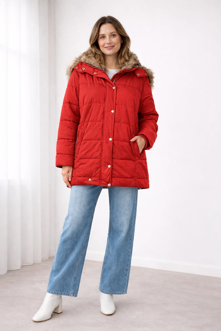 Manteau matelassé femme oversize pour l’automne avec capuche bordée de fourrure