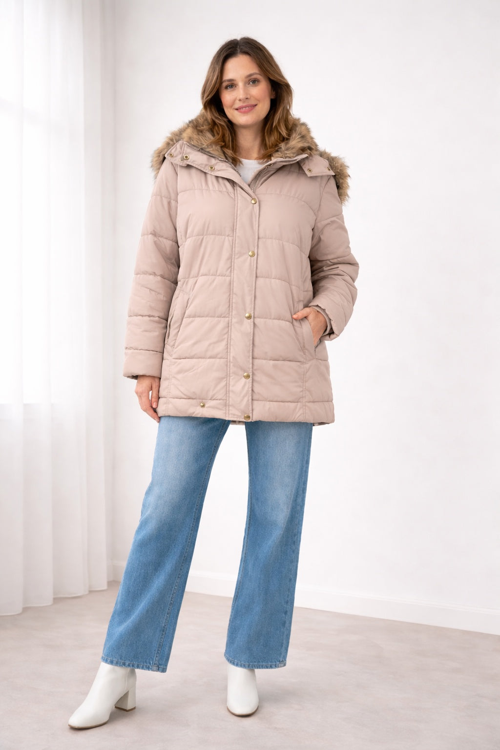 Manteau matelassé femme oversize pour l’automne avec capuche bordée de fourrure