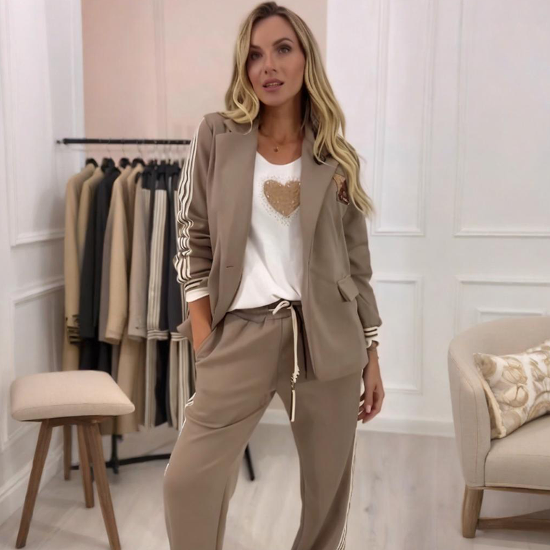 Tenue féminine en maille : veste et pantalon à jambes larges, automne