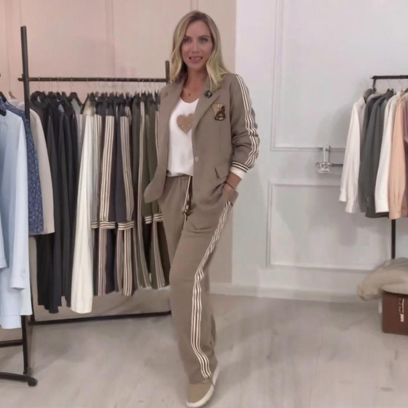 Tenue féminine en maille : veste et pantalon à jambes larges, automne