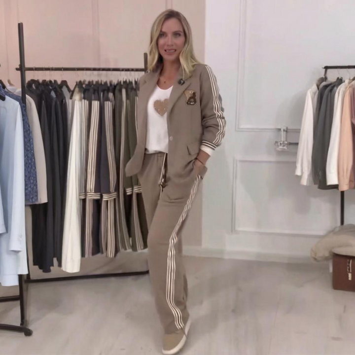 Tenue féminine en maille : veste et pantalon à jambes larges, automne
