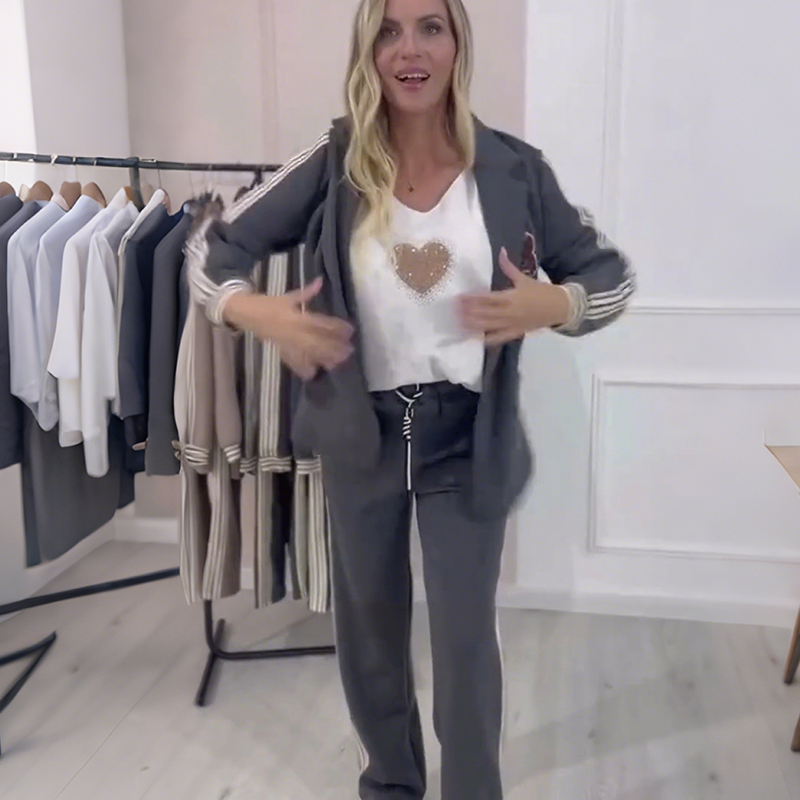 Tenue féminine en maille : veste et pantalon à jambes larges, automne