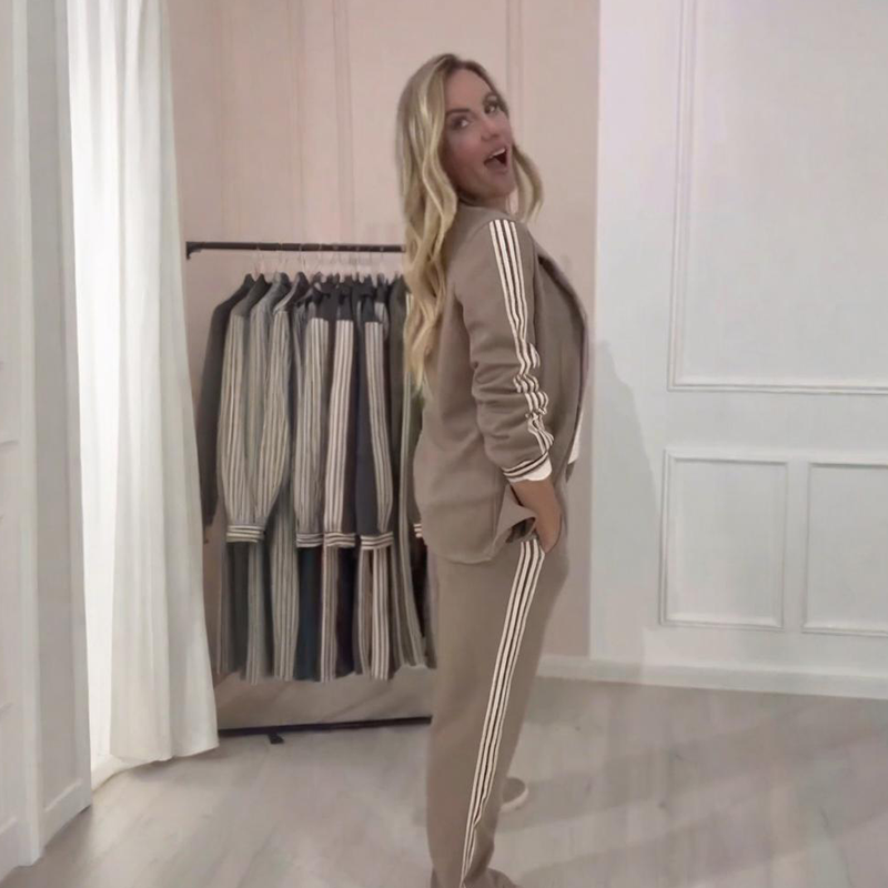 Tenue féminine en maille : veste et pantalon à jambes larges, automne