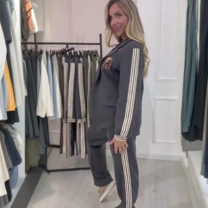 Tenue féminine en maille : veste et pantalon à jambes larges, automne