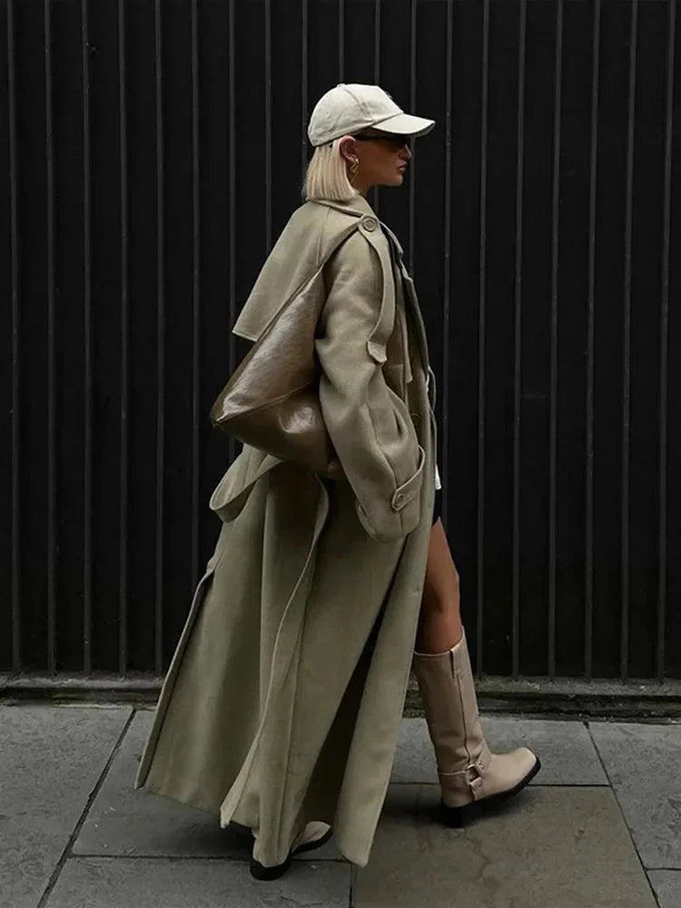 Manteau long pour femme style trench à coupe ample et larges revers pour l’automne