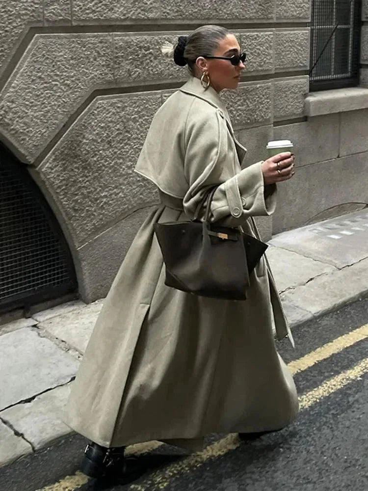 Manteau long pour femme style trench à coupe ample et larges revers pour l’automne