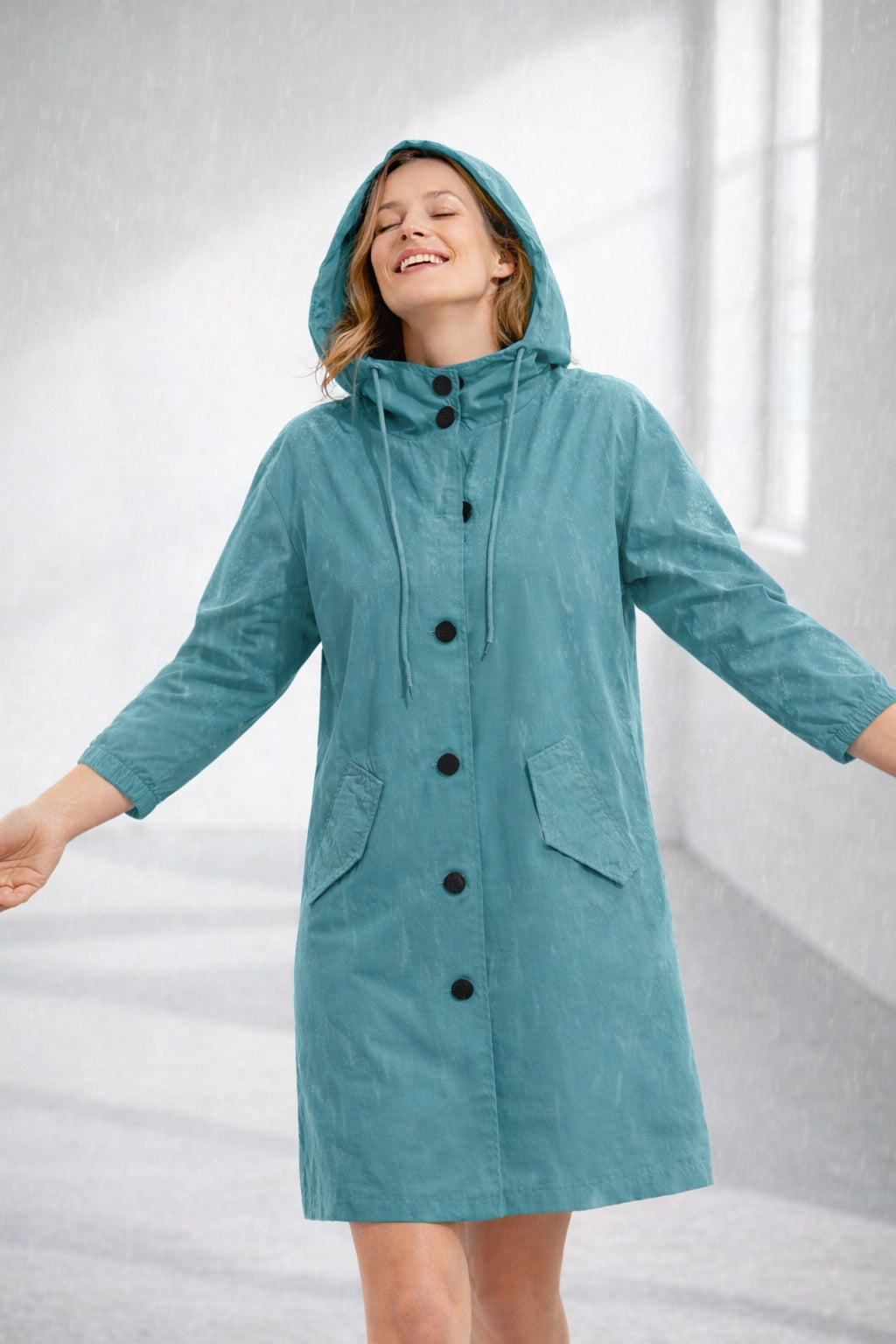 Lightweight women's cotton mid-season hooded jacket for autumn