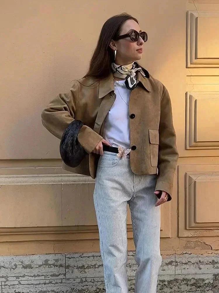Veste courte en daim pour femme avec poches, modèle chic et pratique pour l’automne