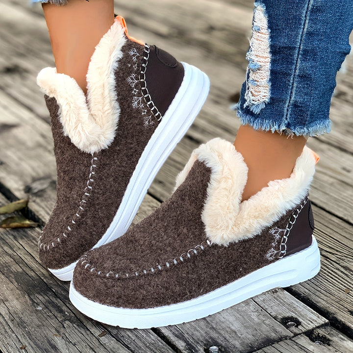Women’s faux-fur moccasin-style slippers for late summer and autumn