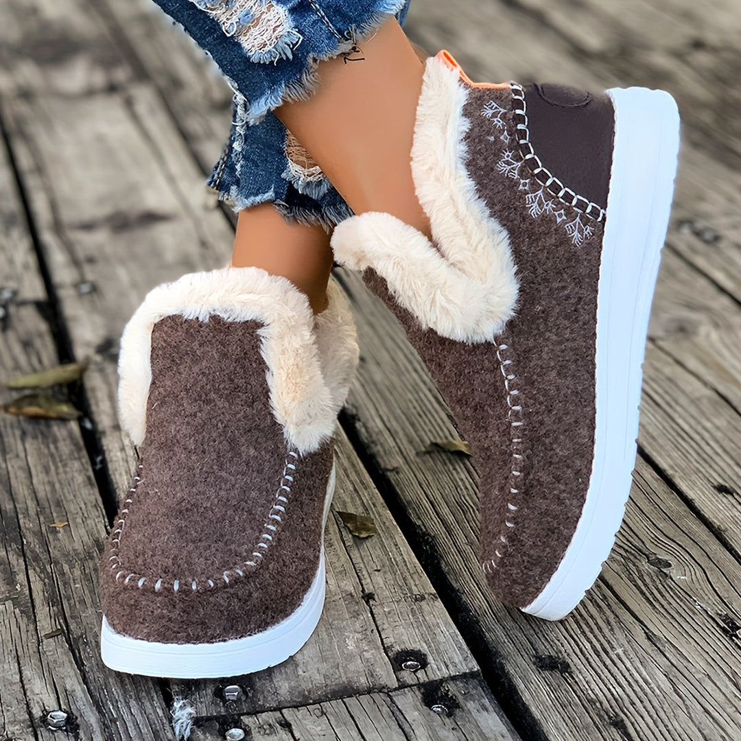 Women’s faux-fur moccasin-style slippers for late summer and autumn