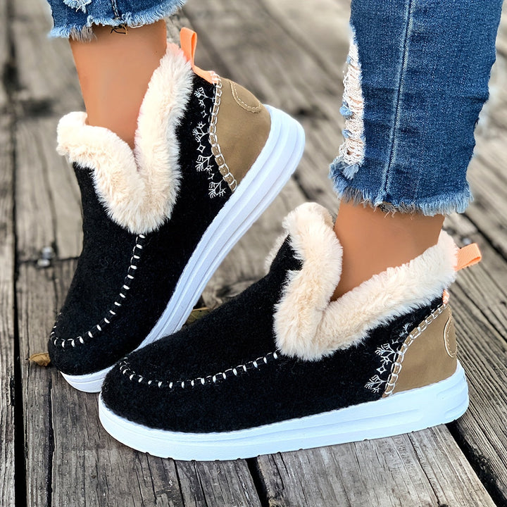 Women’s faux-fur moccasin-style slippers for late summer and autumn