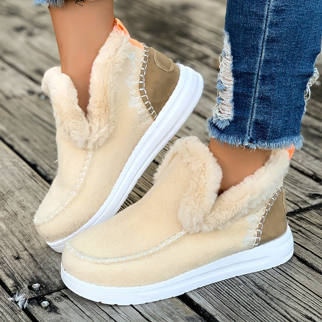 Women’s faux-fur moccasin-style slippers for late summer and autumn