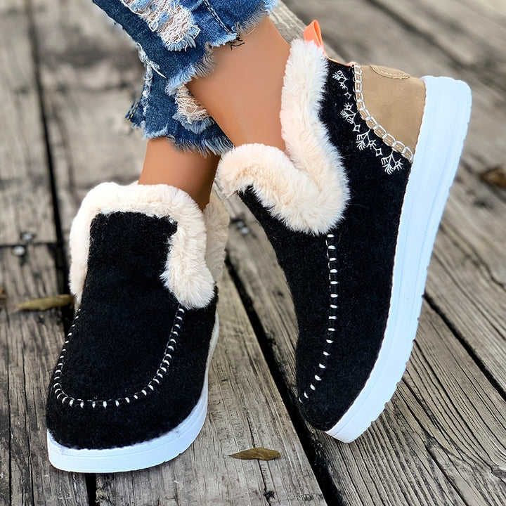 Women’s faux-fur moccasin-style slippers for late summer and autumn