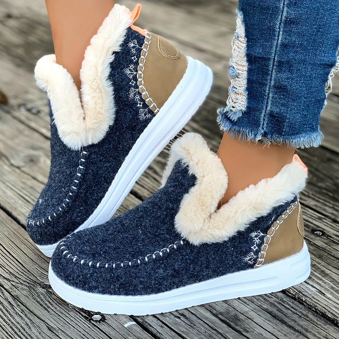 Women’s faux-fur moccasin-style slippers for late summer and autumn