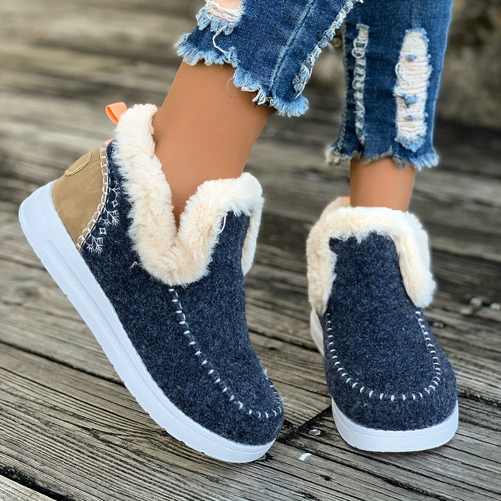 Women’s faux-fur moccasin-style slippers for late summer and autumn