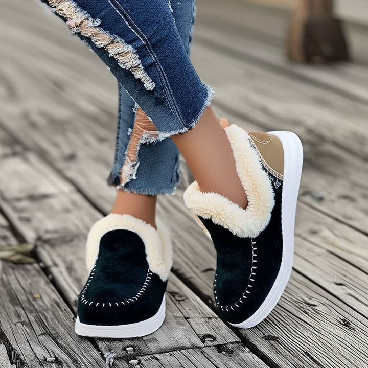 Women’s faux-fur moccasin-style slippers for late summer and autumn