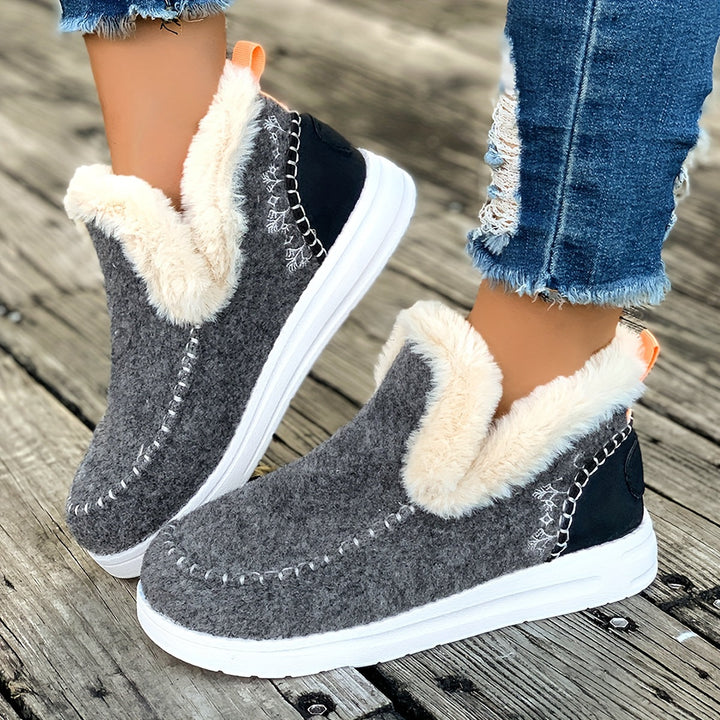 Women’s faux-fur moccasin-style slippers for late summer and autumn