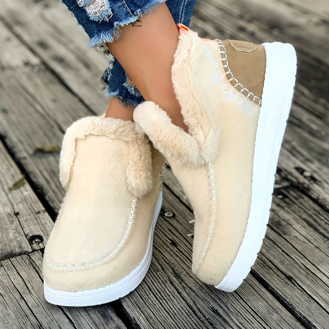 Women’s faux-fur moccasin-style slippers for late summer and autumn