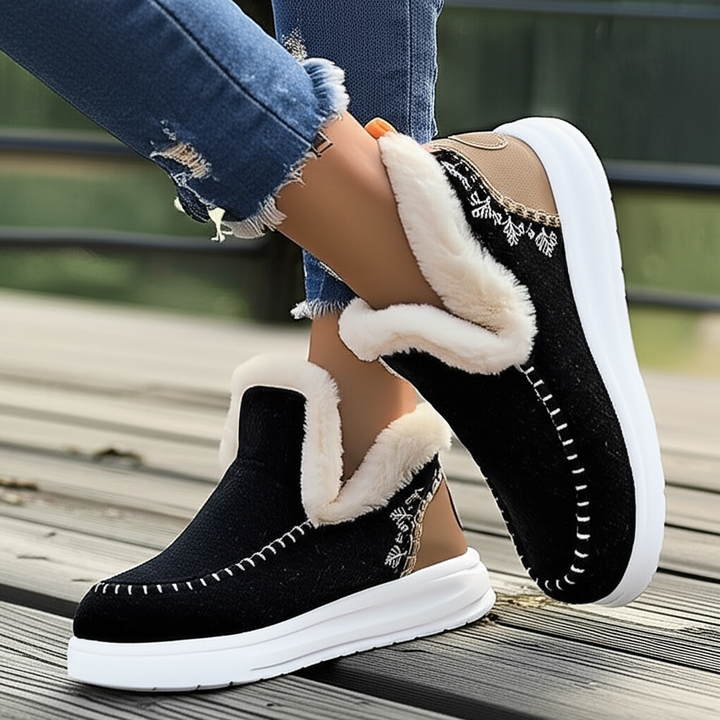 Women’s faux-fur moccasin-style slippers for late summer and autumn