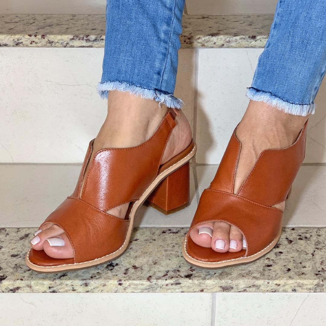 https://cdn.shopify.com/s/files/1/0998/9200/3147/files/womens-leather-sandals-with-heel-comfort-footbed-selina-beige-2_5-state_of_style-2.jpg?v=1766840310