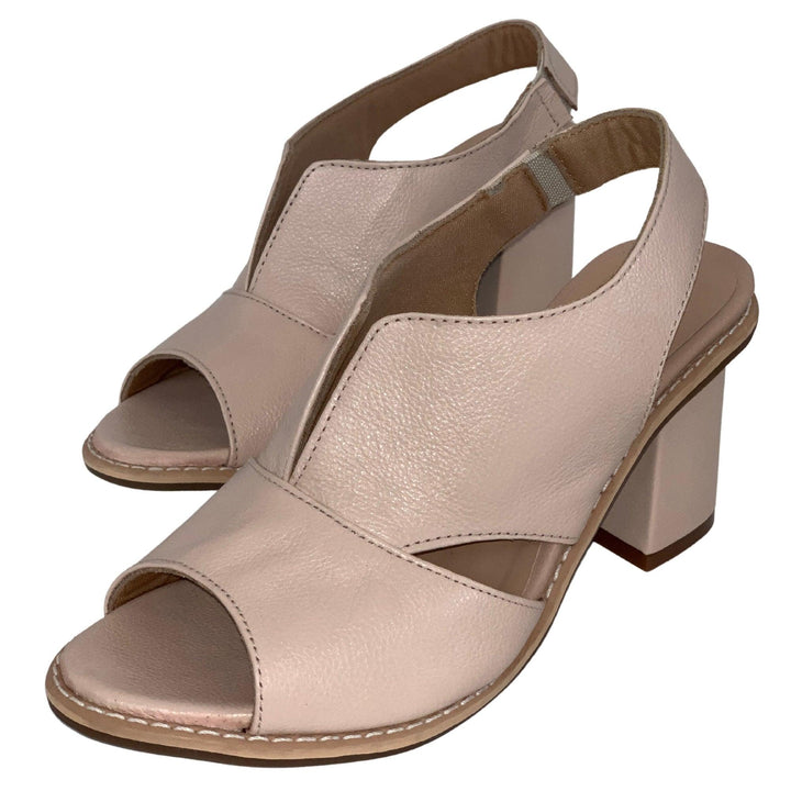 https://cdn.shopify.com/s/files/1/0998/9200/3147/files/womens-leather-sandals-with-heel-comfort-footbed-selina-beige-2_5-state_of_style-3.jpg?v=1766840311